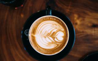 coffee-flatlay-ice-coffee-iced-latte-art-wood-dark-black-cups-mugs